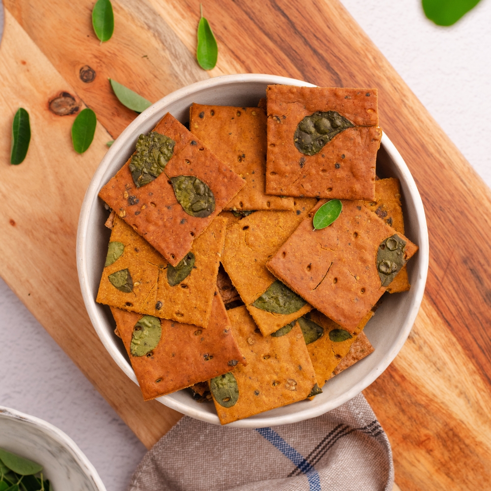 water-chestnut-moringa-grain-free-crackers-texture water-chestnut-moringa-grain-free-crackers-texture